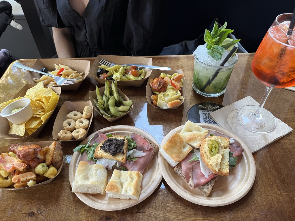 Focacciaa, leikkeleitä ja drinkkejä aperitivolla