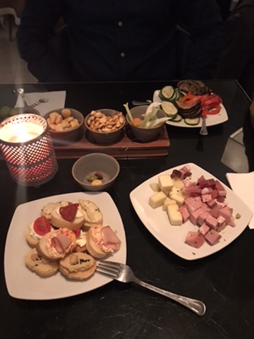 Pieniä aperitivoannoksia kynttilänvalossa