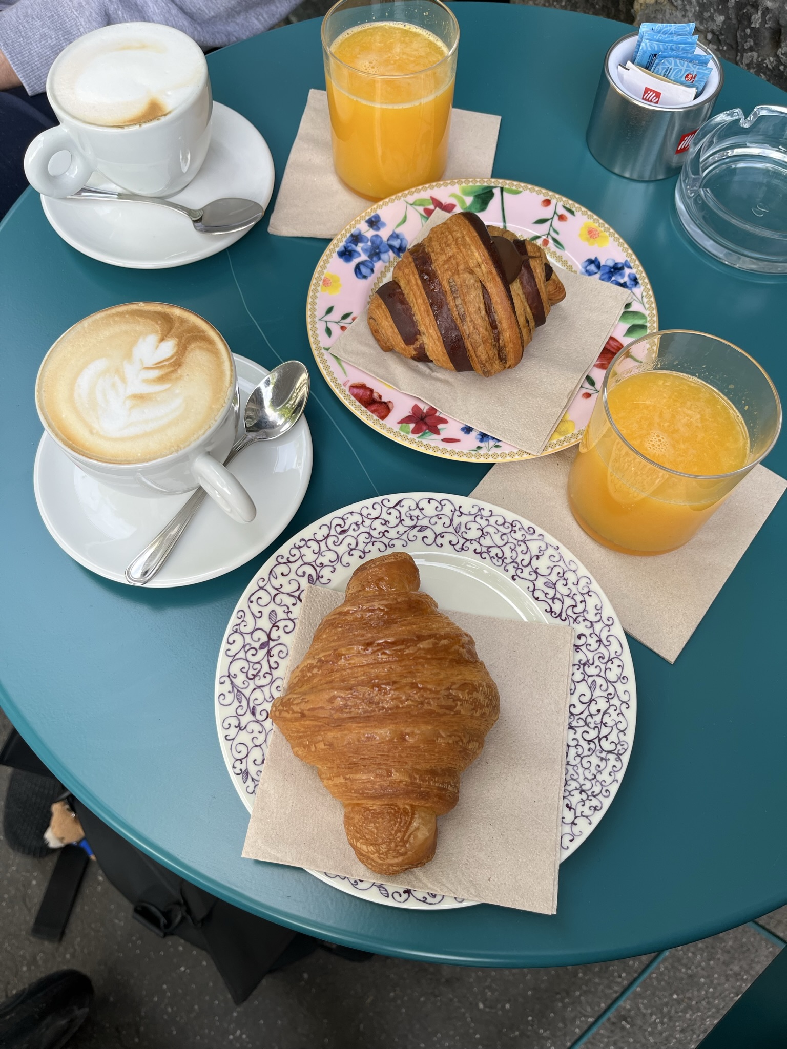 Cappuccino ja cornetto — italialainen aamiainen