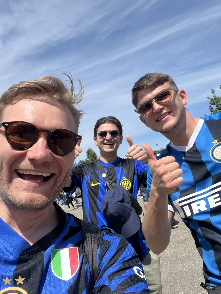 Inter-kannattajat ottelupäivän auringossa