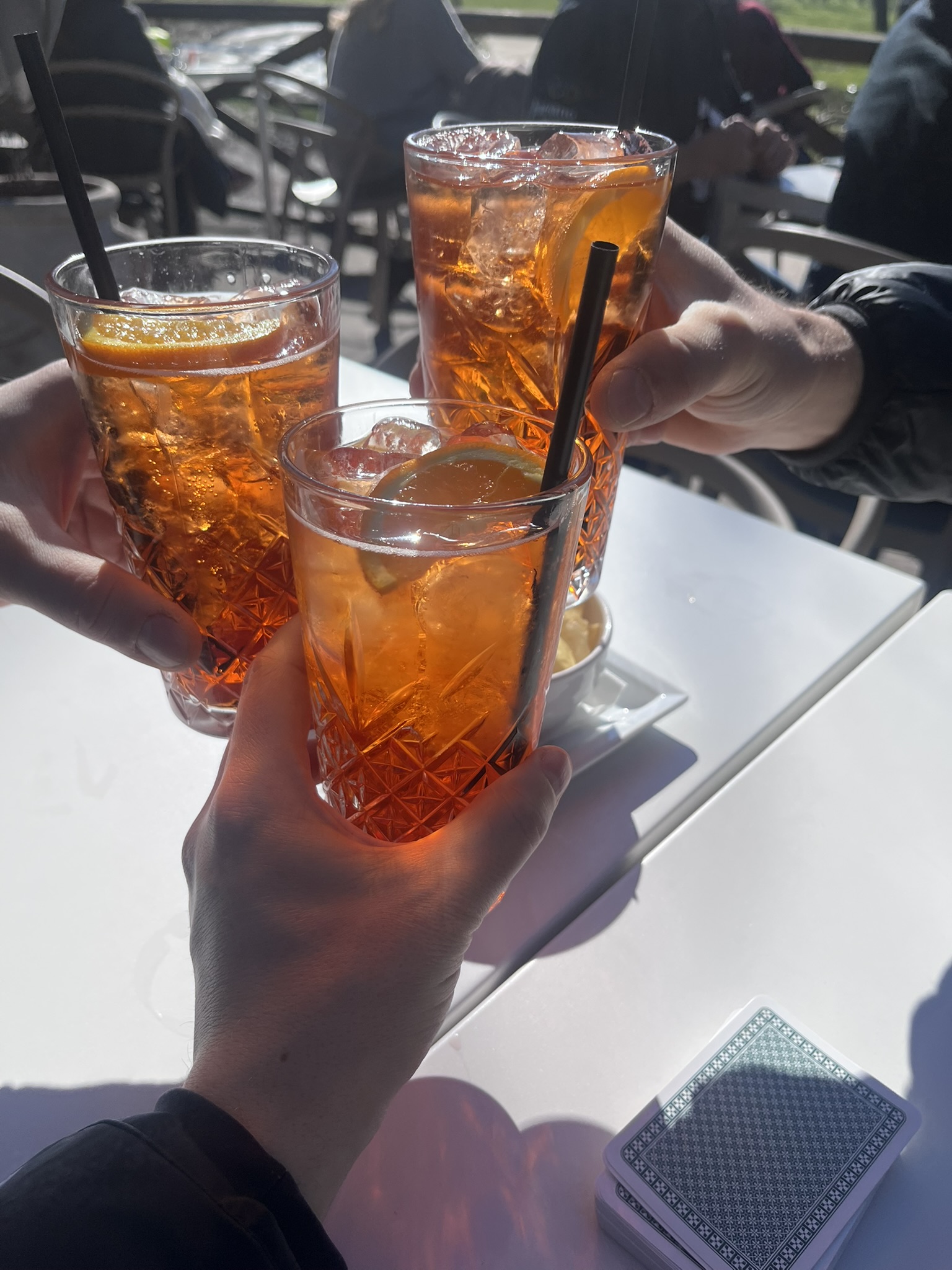 Aperol spritz -maljat terassilla Milanossa