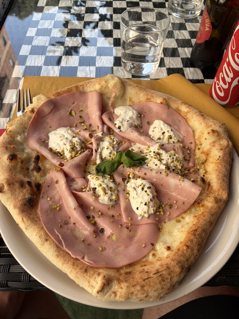 Pizza mortadellalla, stracciatellalla ja pistaasilla
