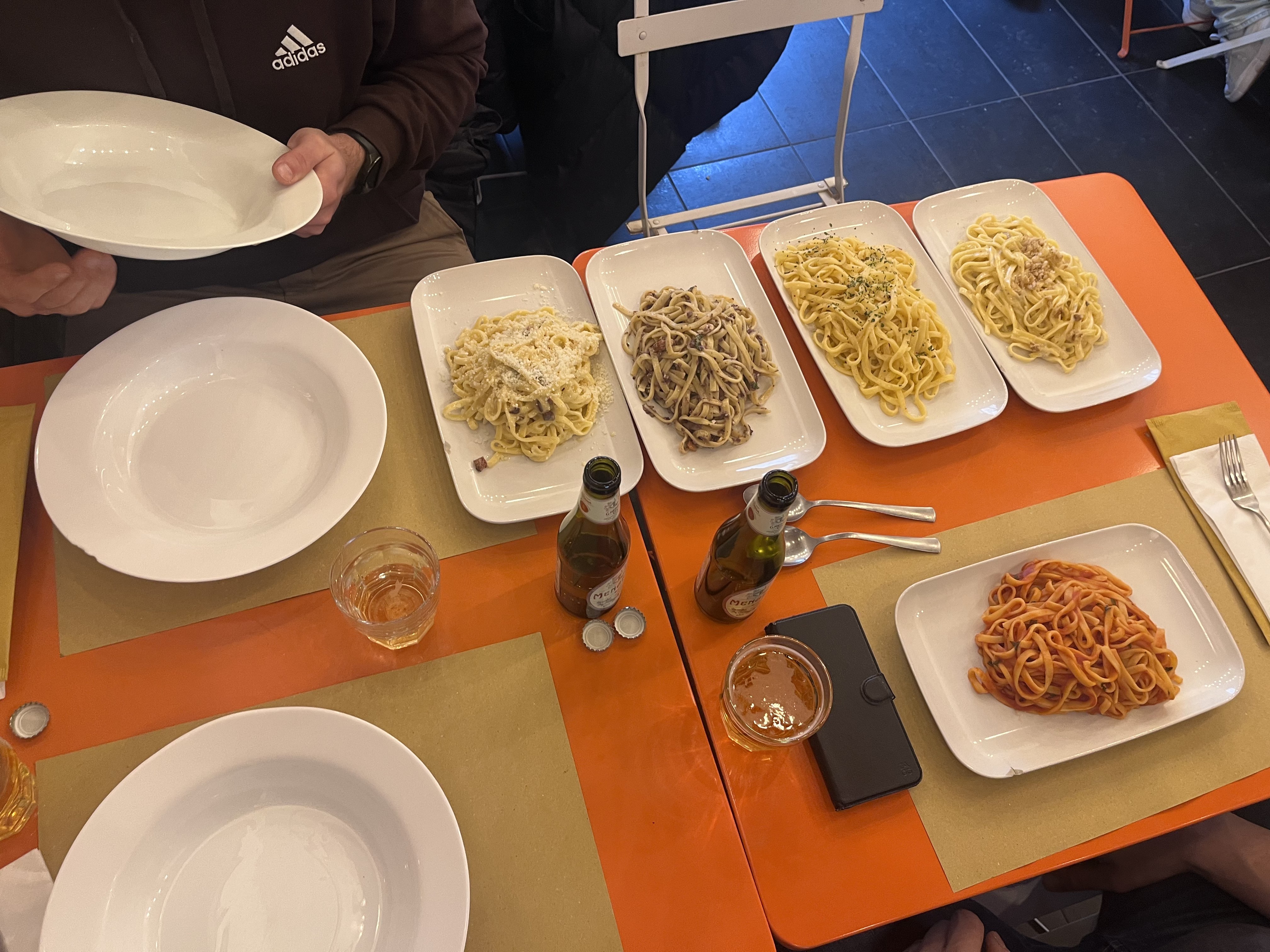 Pasta pöytään — matkaseuran lounaspöytä
