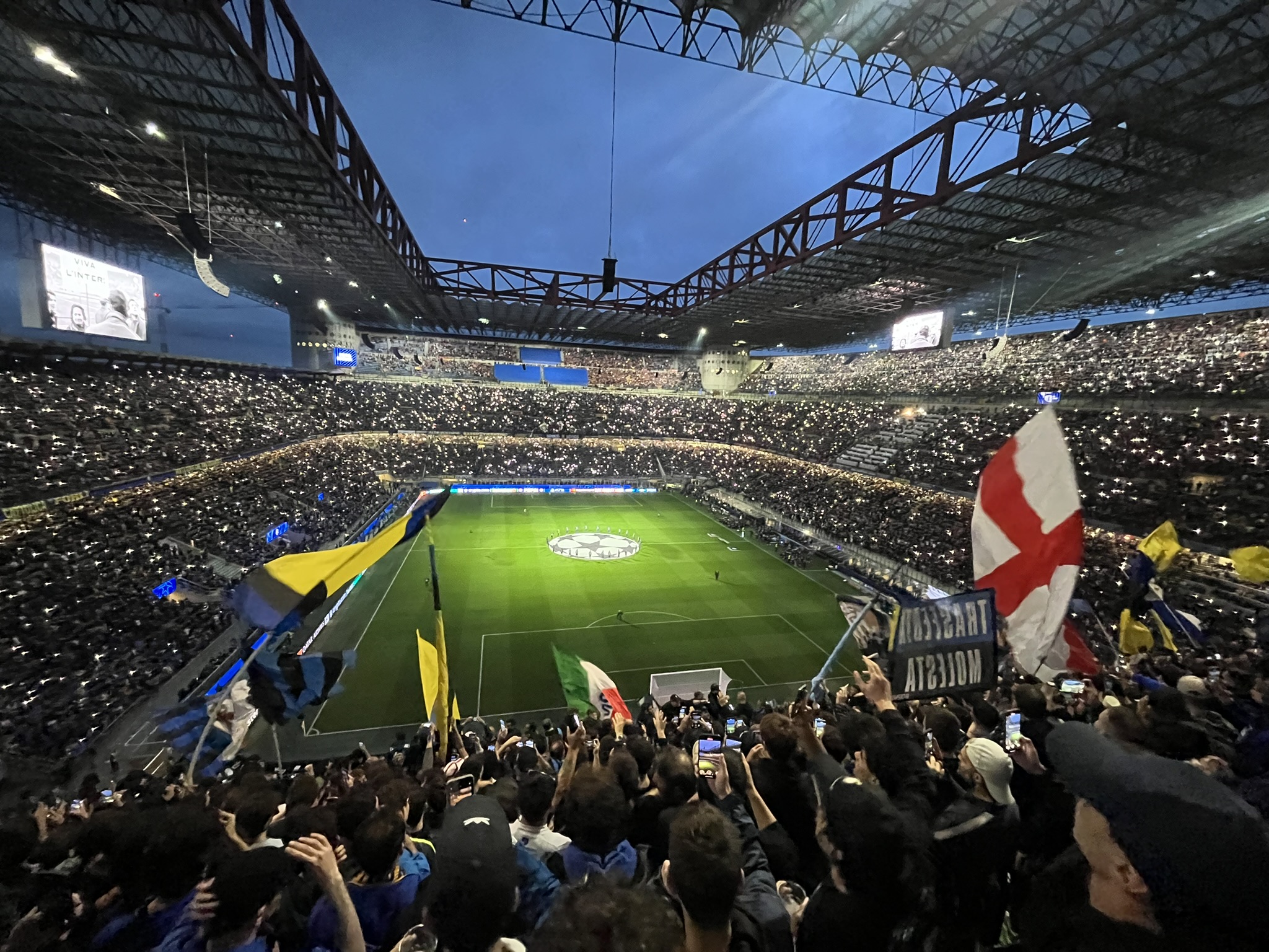 Giuseppe Meazza iltaottelussa — puhelinvalot valaisivat katsomoa