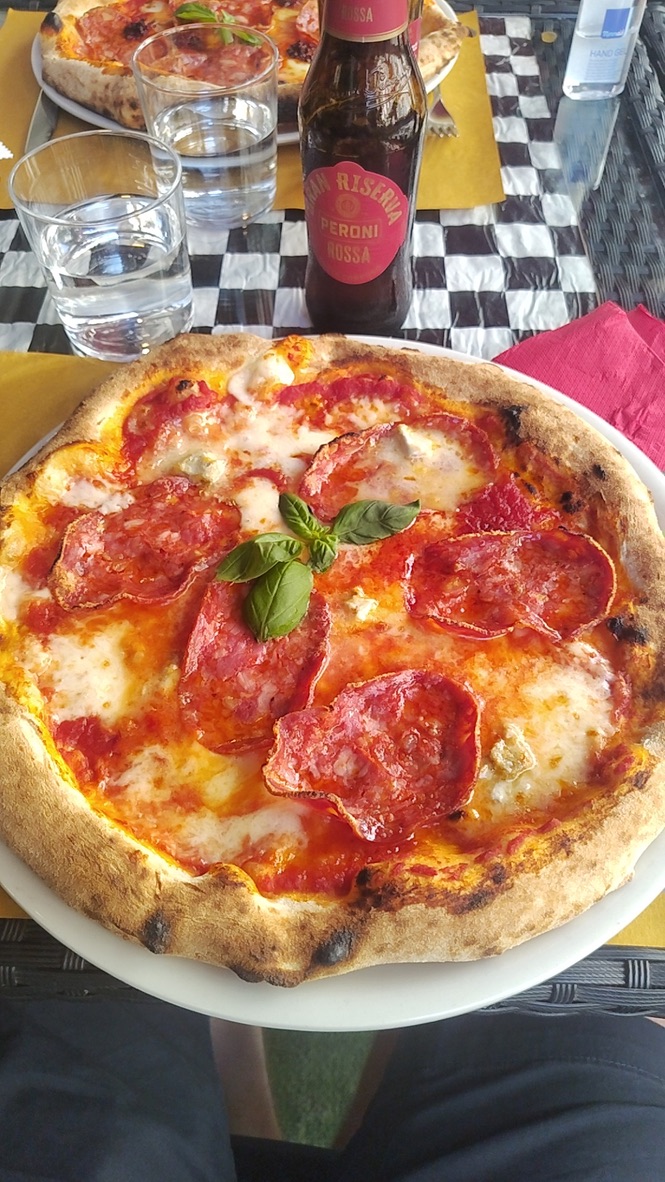 Tulinen salamipizza ja Peroni Rossa -pullo