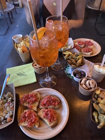 Aperol Spritzit ja runsas aperitivopöytä