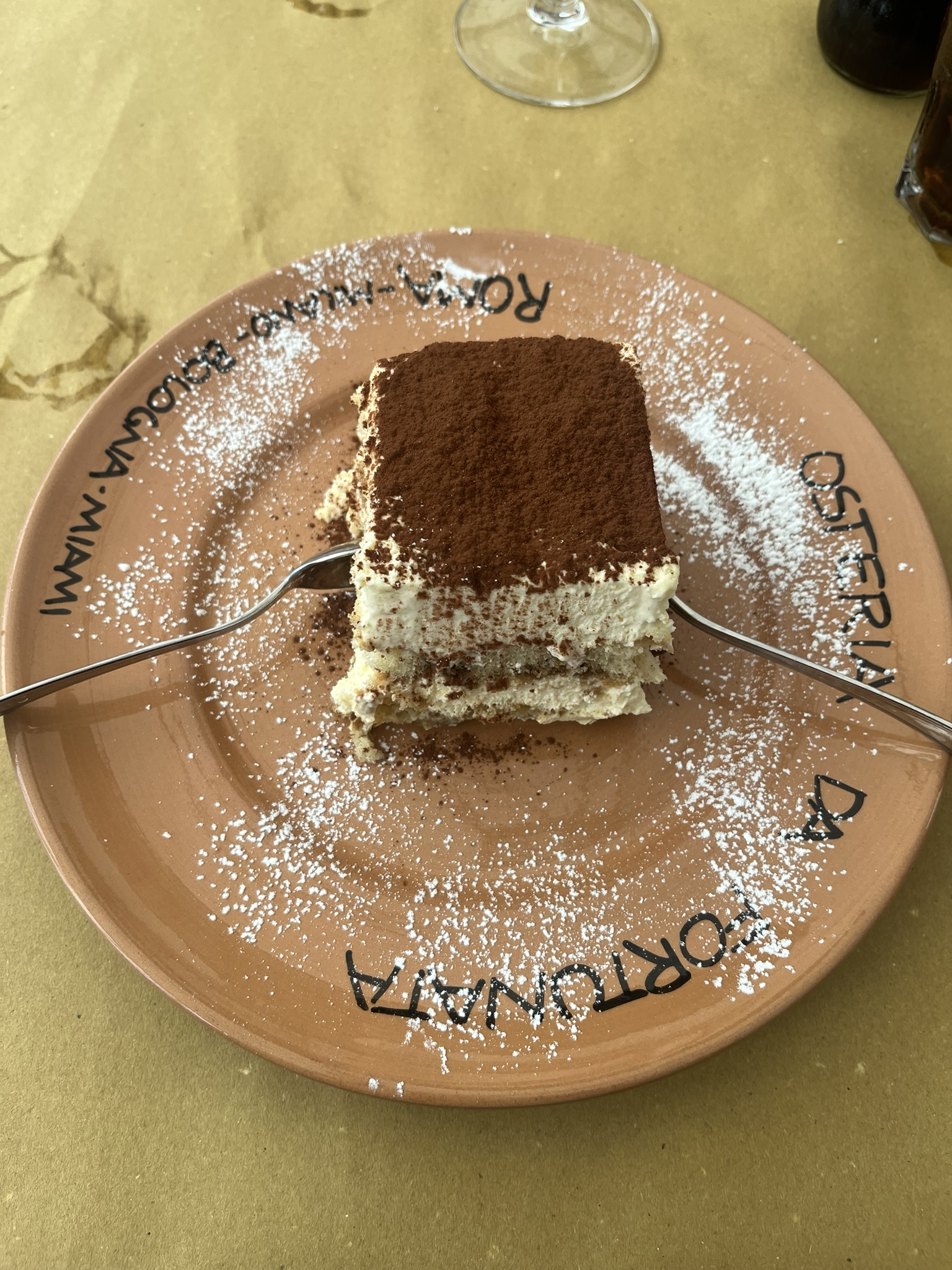 Tiramisu kaakaolla — Osteria da Fortunatan lautanen
