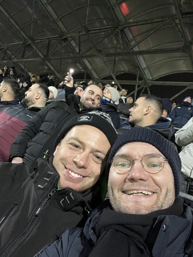 Inter Club Finlandin kannattajia Meazzan katsomossa