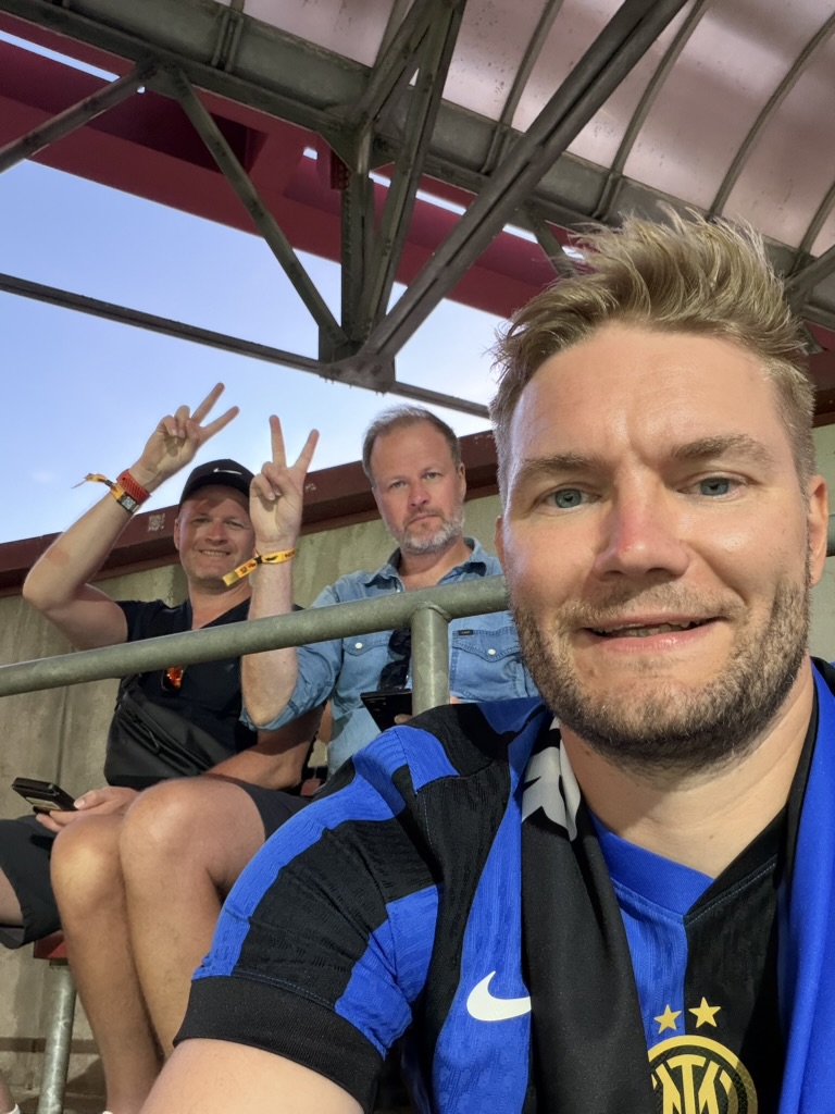 Inter-kannattajat valmiina otteluun Meazzan katsomossa
