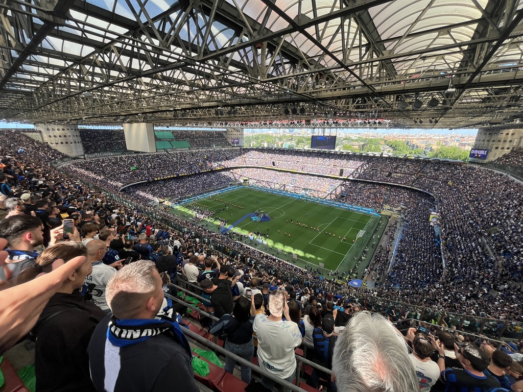Giuseppe Meazza täyteen ahdettuna päiväottelussa