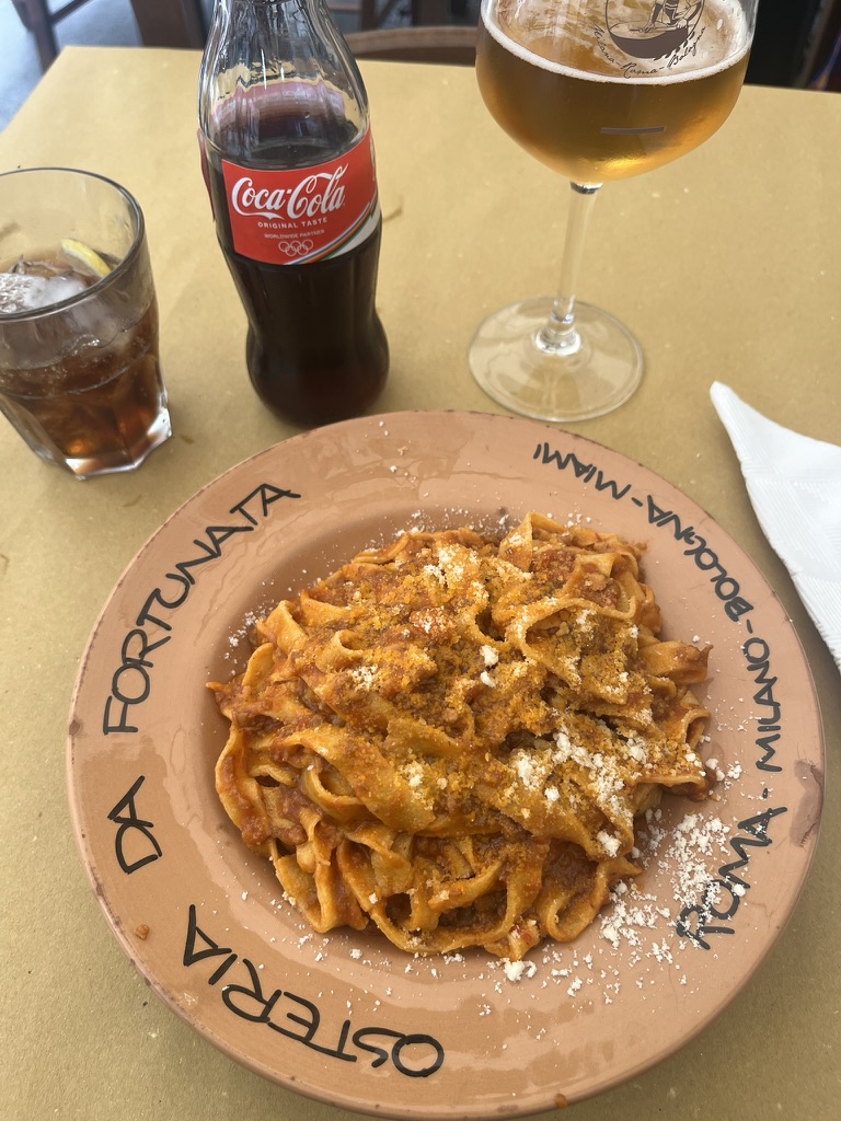Tagliatelle al ragù raastetulla parmezanilla