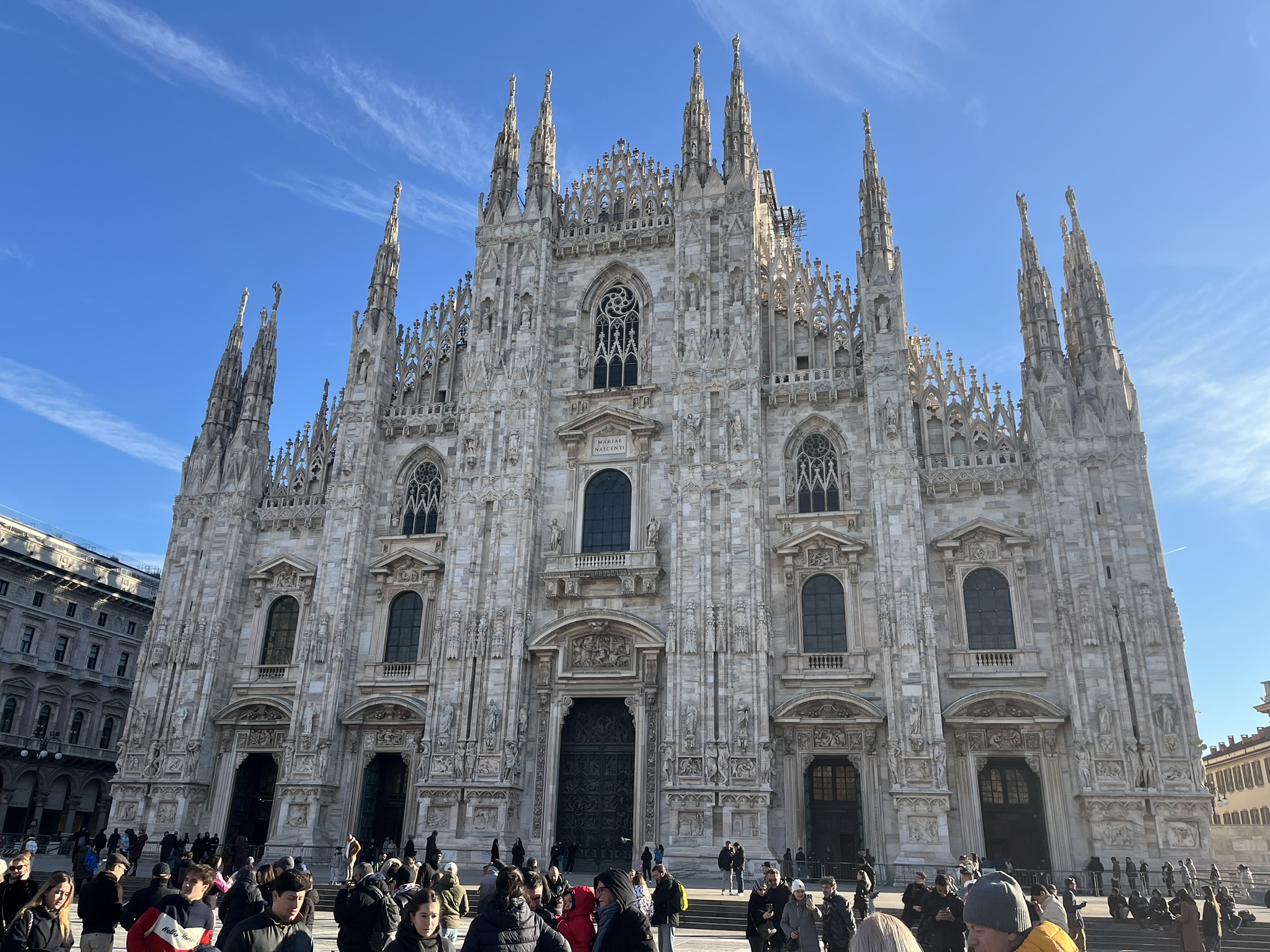 Duomo di Milano aurinkoisena päivänä
